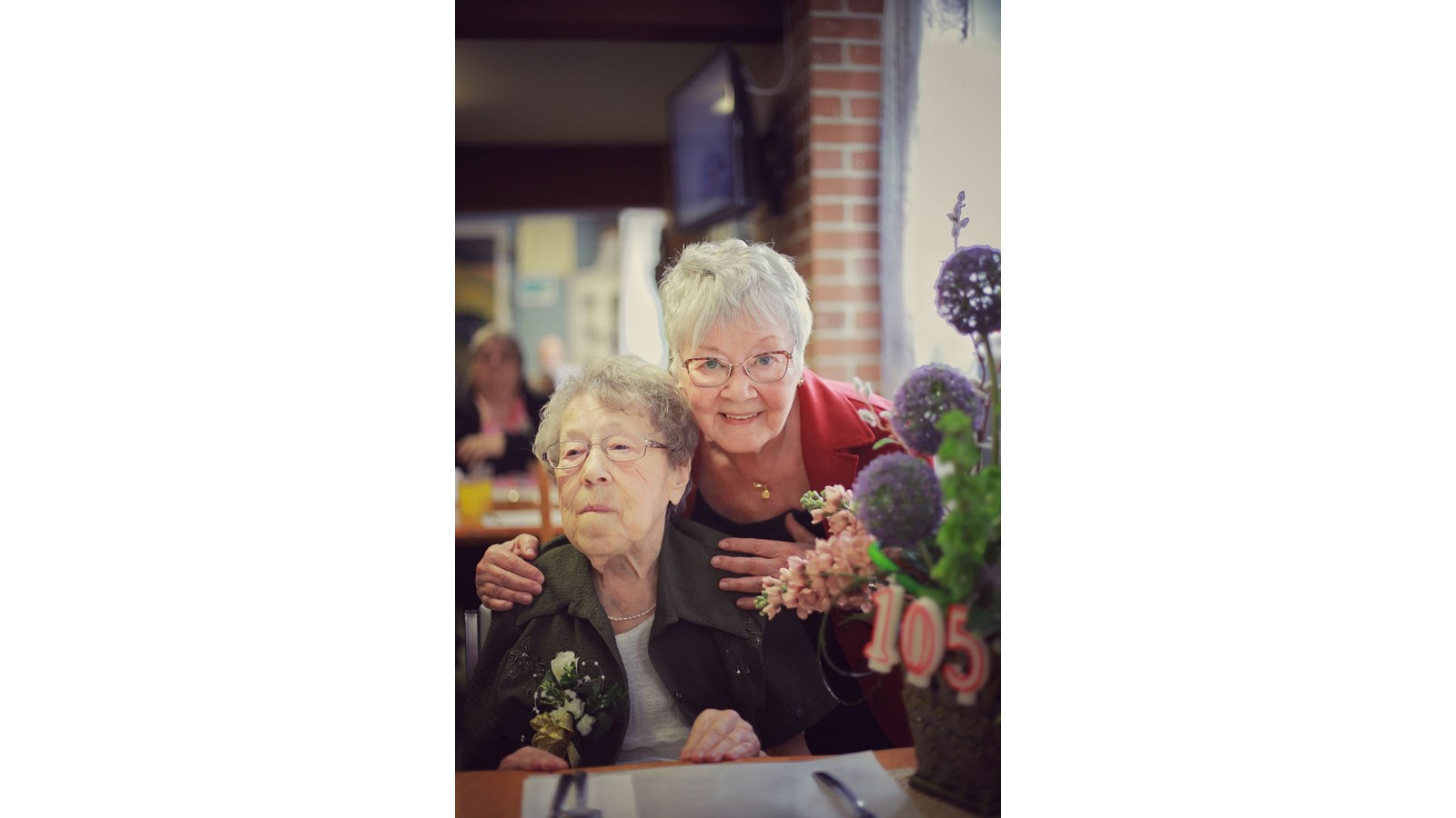 Photo de Mme Annette Pinard-Houle et sa fille Micheline, prise lors du 105e anniversaire de naissance de la dame, le 16 avril 2022.