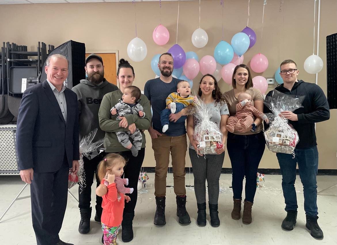 Le député André Bachand était sur place pour accueillir les bébés de la région de Richmond. Il a tiré trois prix parmi les familles présentes.