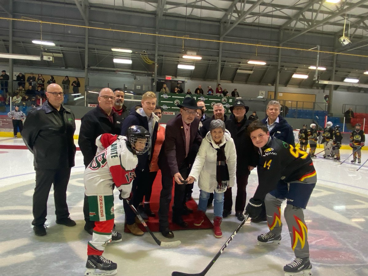 L’ouverture officielle de la 45e édition du Tournoi de Hockey M13-M15 Sherwood de Windsor a eu lieu vendredi soir. Les gens ont pu vivre une belle soirée avec le président d’honneur, Gérard Bélanger, plusieurs des partenaires financiers majeurs ainsi que les membres de la première équipe de Windsor à avoir participé au tournoi il y a 45 ans, les Athlétiques juvénile. M. Bélanger et la mairesse de Windsor, Sylvie Bureau, ont procédé à la mise au jeu protocolaire.