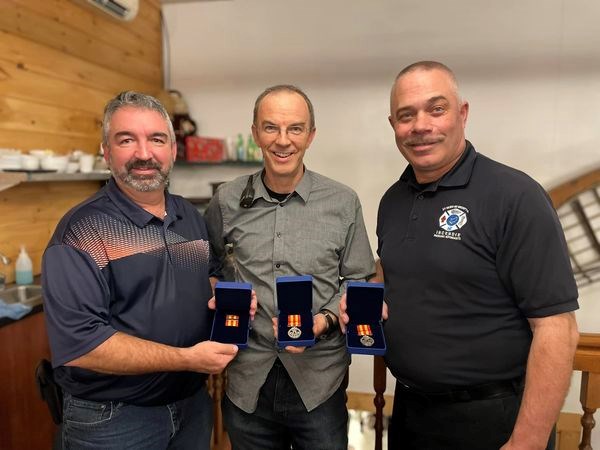 Lors de leur dernier party, l’association des pompiers en a profité pour honorer trois des leurs pour les services rendus en leur remettant des médailles du Gouverneur général du Canada. Ainsi, Bernard Couture a reçu une médaille pour ses 30 ans de loyaux services. Guy Bolduc et André Inkel ont fait de même pour 20 ans de services.