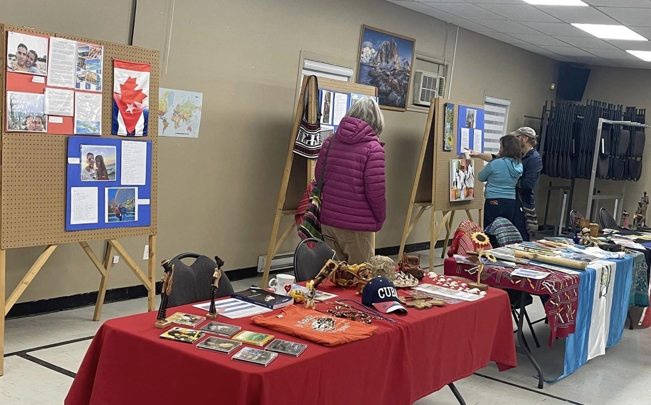 Les élèves adultes de francisation de Richmond ont participé à cette exposition en présentant leur parcours et leur pays ou province d’origine.