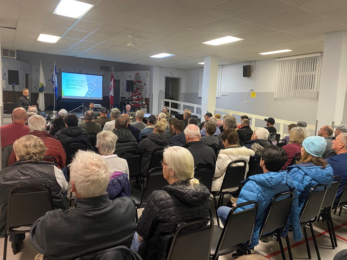 Une centaine de personnes ont pris part à la rencontre d’information mise sur pied par les autorités municipales.