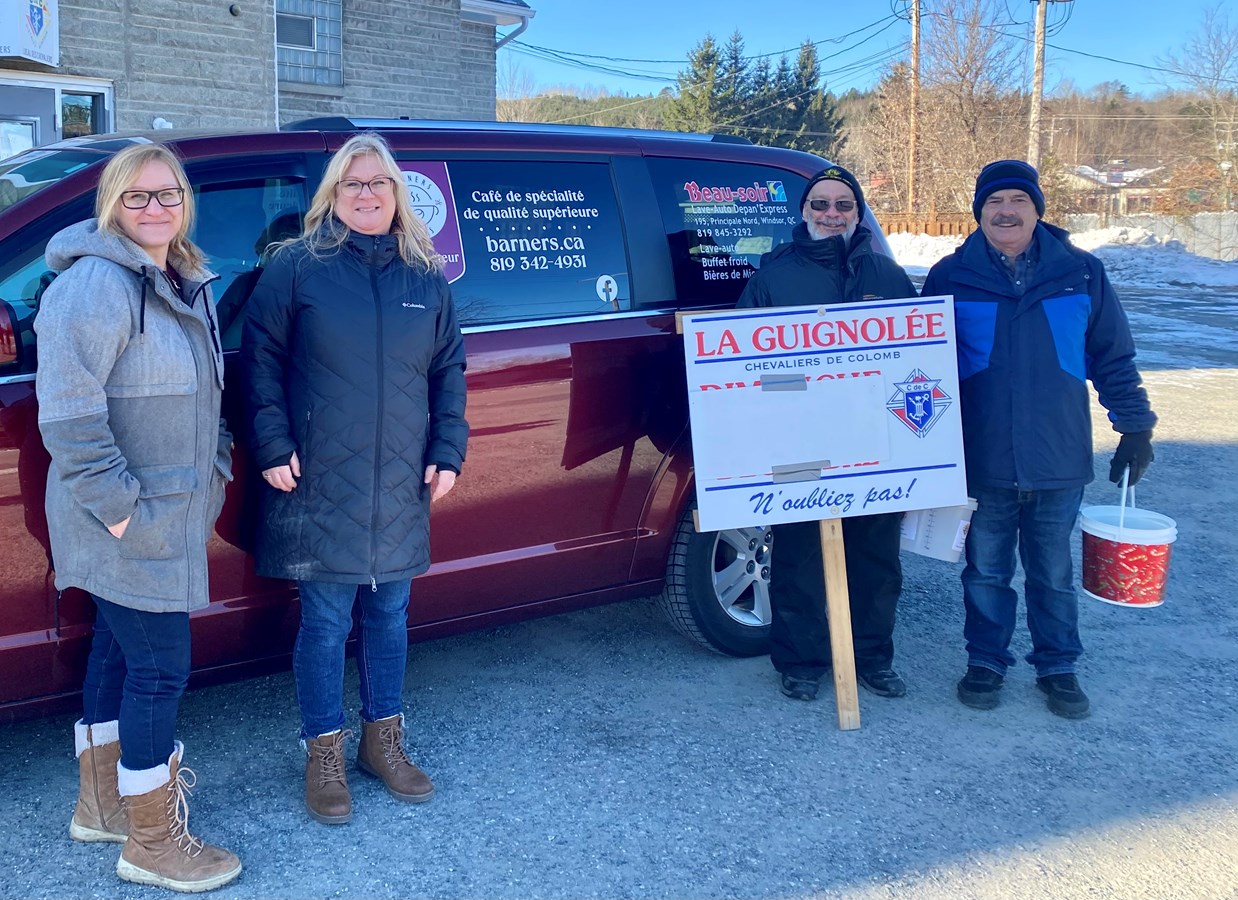  Les Chevaliers de Colomb tiennent à remercier Barnes Cafés pour avoir fourni le café et le chocolat chaud lors de la guignolée du samedi 25 novembre. Sur la photo, on reconnaît Marjolaine Bernier, Émilie Bernier, Alain Boisvert et Jean Jr Schinck.