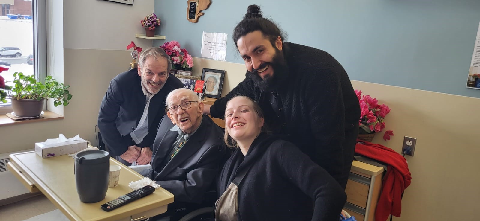 Photo prise le 27 novembre lors de l’anniversaire d’Eugène, à la résidence. Jean Marceau (neveu), Eugène Marceau, Nina Warnock-Marceau (petite nièce) et son conjoint Mahyar Mahrokh.