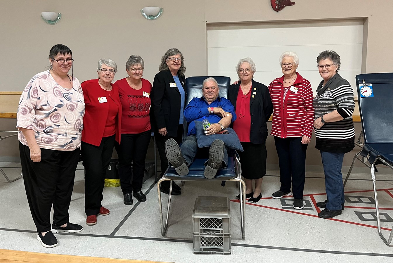 Toutes les bénévoles des Filles d’Isabelle accompagné de M. Michel Côté.