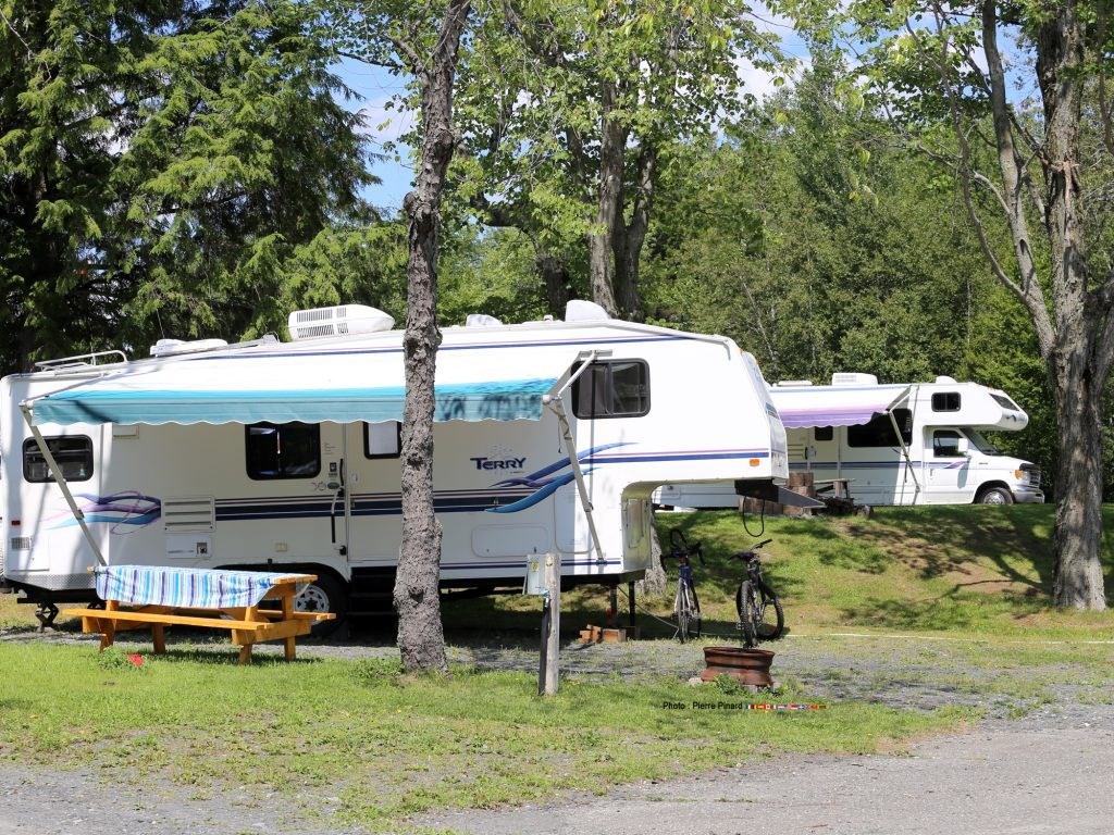 ​​​​​​​Avec ses 29 terrains (rustique, 2 ou 3 services), le camping se situe aux abords de la rivière Watopeka, à quelques minutes de marche des services de divertissement municipaux.