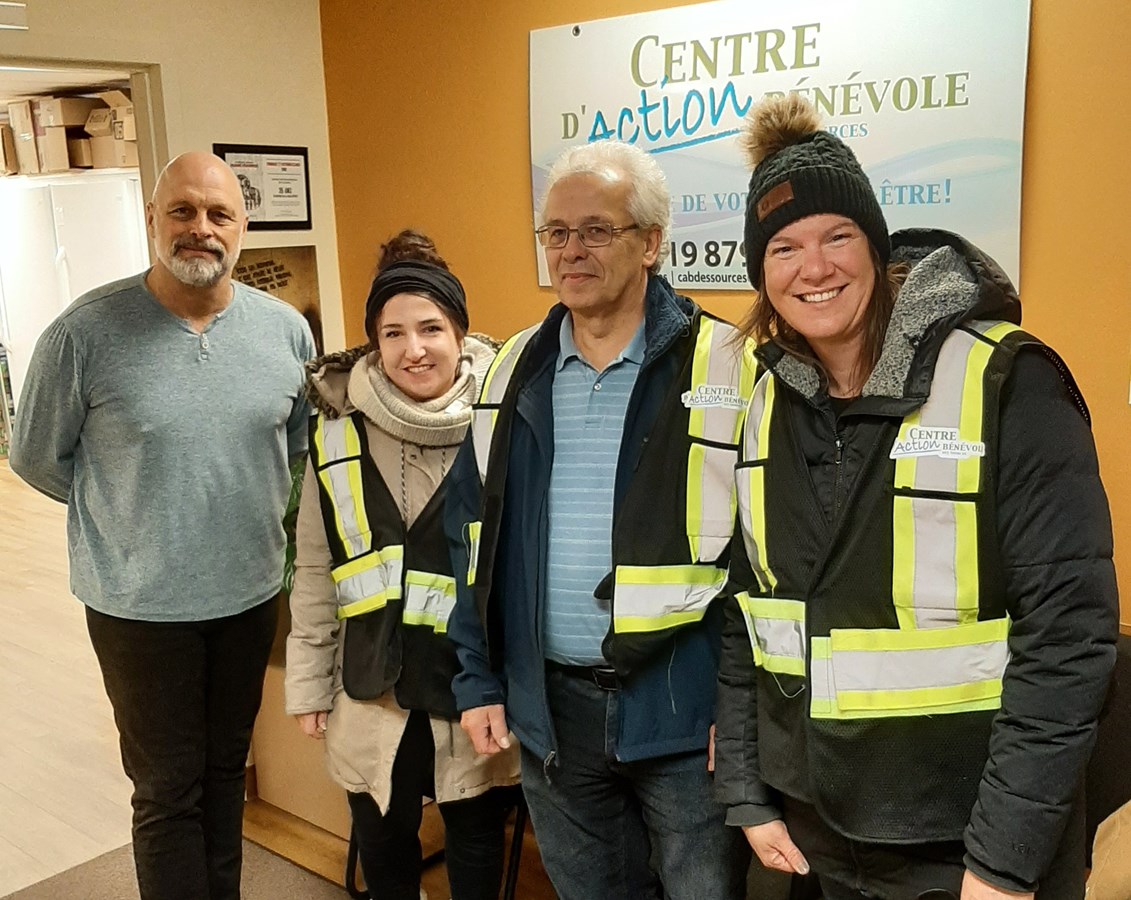 Christian Boucher, directeur général du CAB des Sources, Isabelle Forcier, conseillère à Val-des-Sources et directrice de la CDC, Pierre Therrien Grand Chevalier du local 377 des Chevaliers de Colomb de Danville et Émilie Gagnon chauffeuse bénévole.