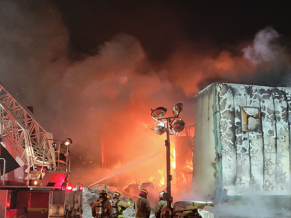 Un incendie d’une rare intensité toujours en cours à Kingsey Falls