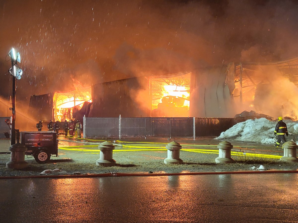 Un incendie d’une rare intensité toujours en cours à Kingsey Falls