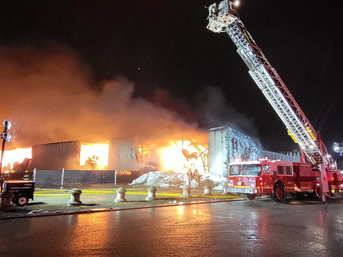 Un incendie d’une rare intensité toujours en cours à Kingsey Falls