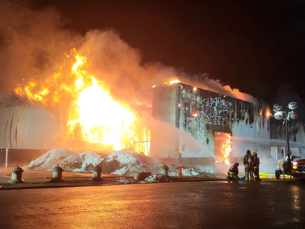Un incendie d’une rare intensité toujours en cours à Kingsey Falls