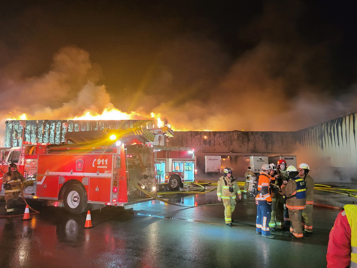 Un incendie d’une rare intensité toujours en cours à Kingsey Falls