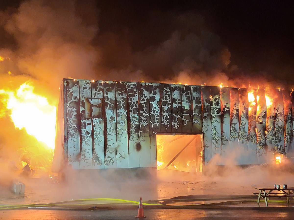 Un incendie d’une rare intensité toujours en cours à Kingsey Falls