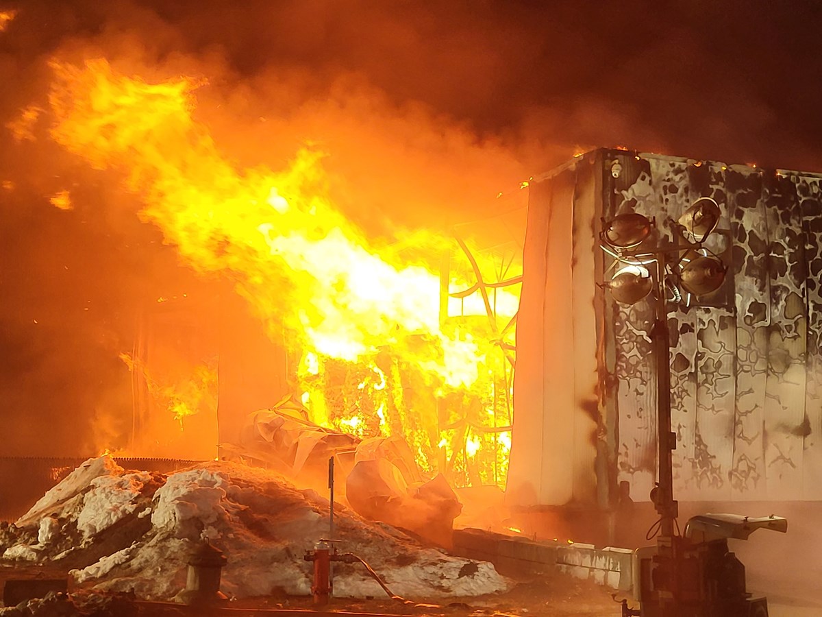 Un incendie d’une rare intensité toujours en cours à Kingsey Falls