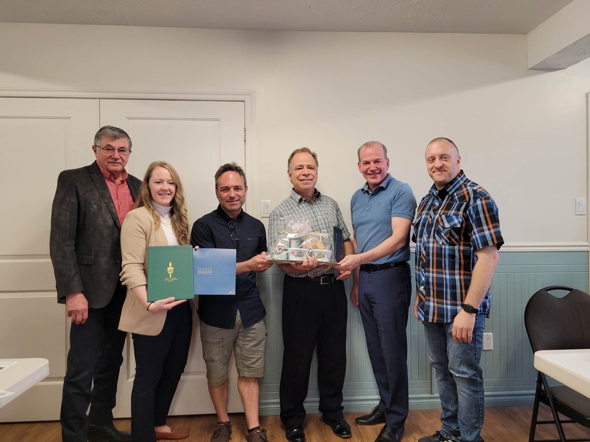 Sur la photo, on aperçoit Hervé Provencher (maire de Saint-Claude), Katy Morin (représentante d’Alain Rayes), Stéphane Leblanc et Stéphane Larin (Association des eaux et berges du lac Boissonneault), André Bachand (député de Richmond) ainsi que François Séguin (intervenant en loisirs et communications à Saint-Claude).