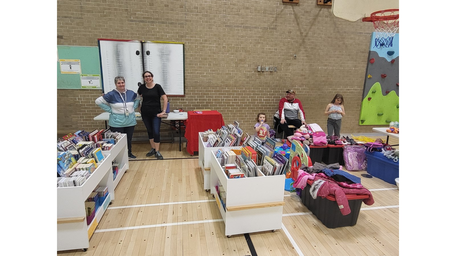 Une belle réponse de la population pour le bazar de la Maison des familles FamillAction