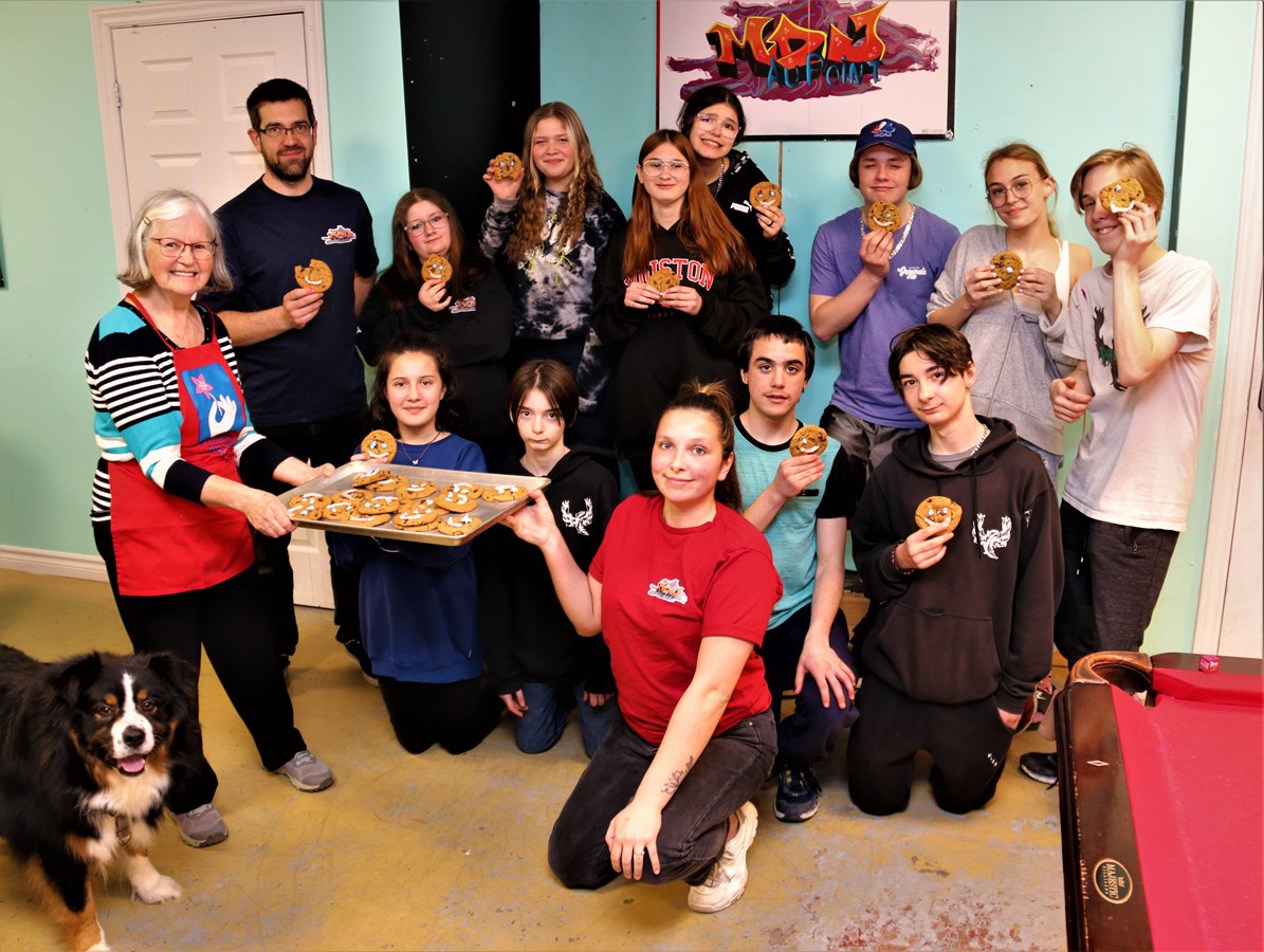 Photo prise lors de la visite de Mme Marie-Paule Gendron pour la remise des biscuits sourires au profit du CSSS des Sources.