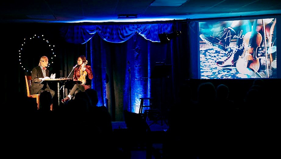 Photo d'une soirée Talk-Show à Saint-Georges-de-Windsor, qui fût animée de main de maître par l'artiste Richard Letendre en octobre 2022.