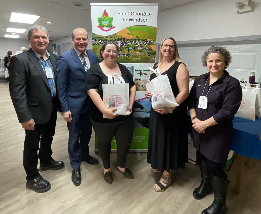 René Perreault , maire de Saint-Georges-de-Windsor, André Bachand, député provincial, Julie-Pier Bissonnette, Cindy Yergeau et Josée Letendre, conseillère municipale responsable de la politique des aînés. (Photo fournie)