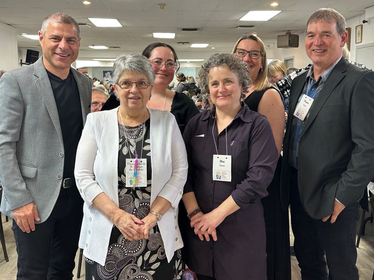 À l’arrière : Alain Rayes, député fédéral, Julie-Pier Bissonnette, Cindy Yergeau, René Perreault, maire. À l’avant: Armande Perreault, directrice-générale de la municipalité et Josée Letendre, conseillère.