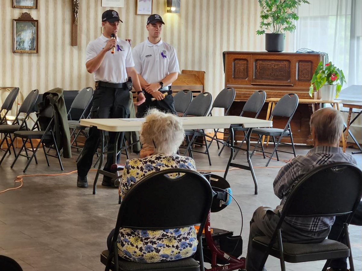 Les cadets Desrochers-Pouliot et Roy lors de leur passage à la Résidence du Manoir Jeffrey, dans le cadre de la journée mondiale de lutte contre la maltraitance des aînées.