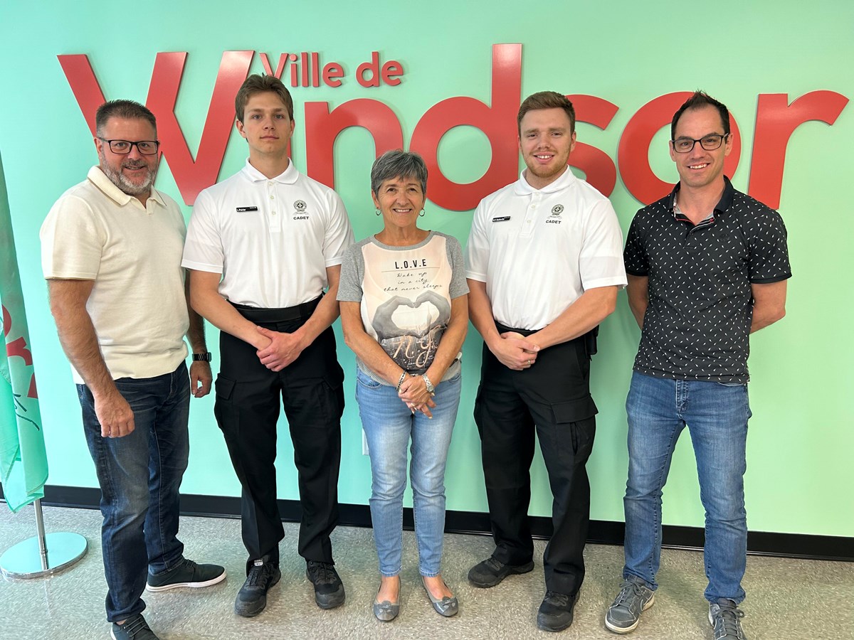 Ce sont William Belleville et Louis Poirier qui seront présents dans les parcs, près des plateaux sportifs et participeront aux événements pour aller à la rencontre des citoyens cet été. Sur la photo, ils sont accompagnés par Bruno Vachon, directeur général de la Ville de Windsor, par Sylvie Bureau, mairesse de Windsor, et par Frédéric Turgeon, directeur du service des loisirs, de la culture et de la vie communautaire et directeur général adjoint à la Ville de Windsor.