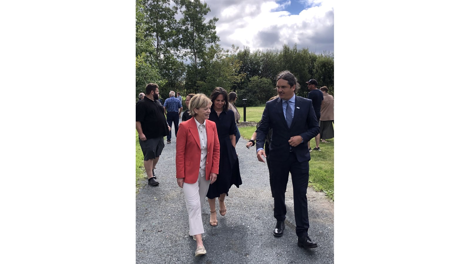 Le maire Adam Rousseau présente les nouvelles installations du parc à la députée fédérale de Sherbrooke, Elisabeth Brière, ainsi qu’à la ministre responsable du Sport, du Loisir et du Plein air, Isabelle Charest.