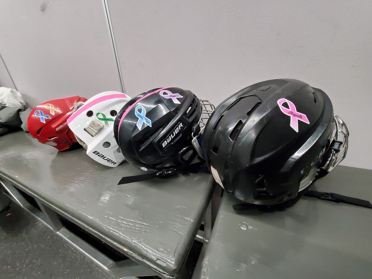 Sur leur casque, les jeunes ont apposé des autocollants aux couleurs des différentes formes de cancer.