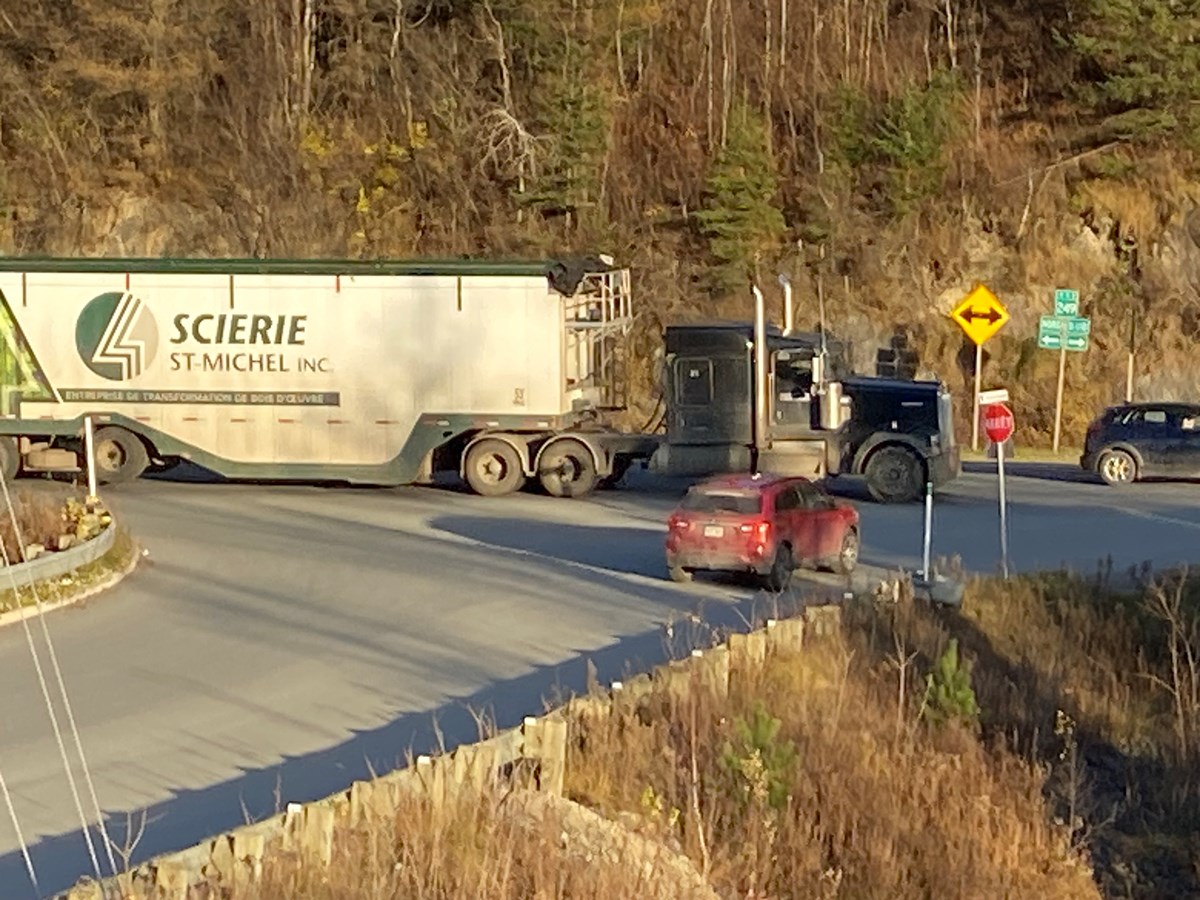 Dans ce secteur, sur la 249, on constate une circulation routière élevée de 12 000 véhicules par jour. Aucun trottoir n’est accessible actuellement à cet endroit. Aucune piste cyclable n’a été aménagée dans le secteur. Comme signalisation, seul un arrêt obligatoire est actuellement installé sur la rue Maurice-Bachand.