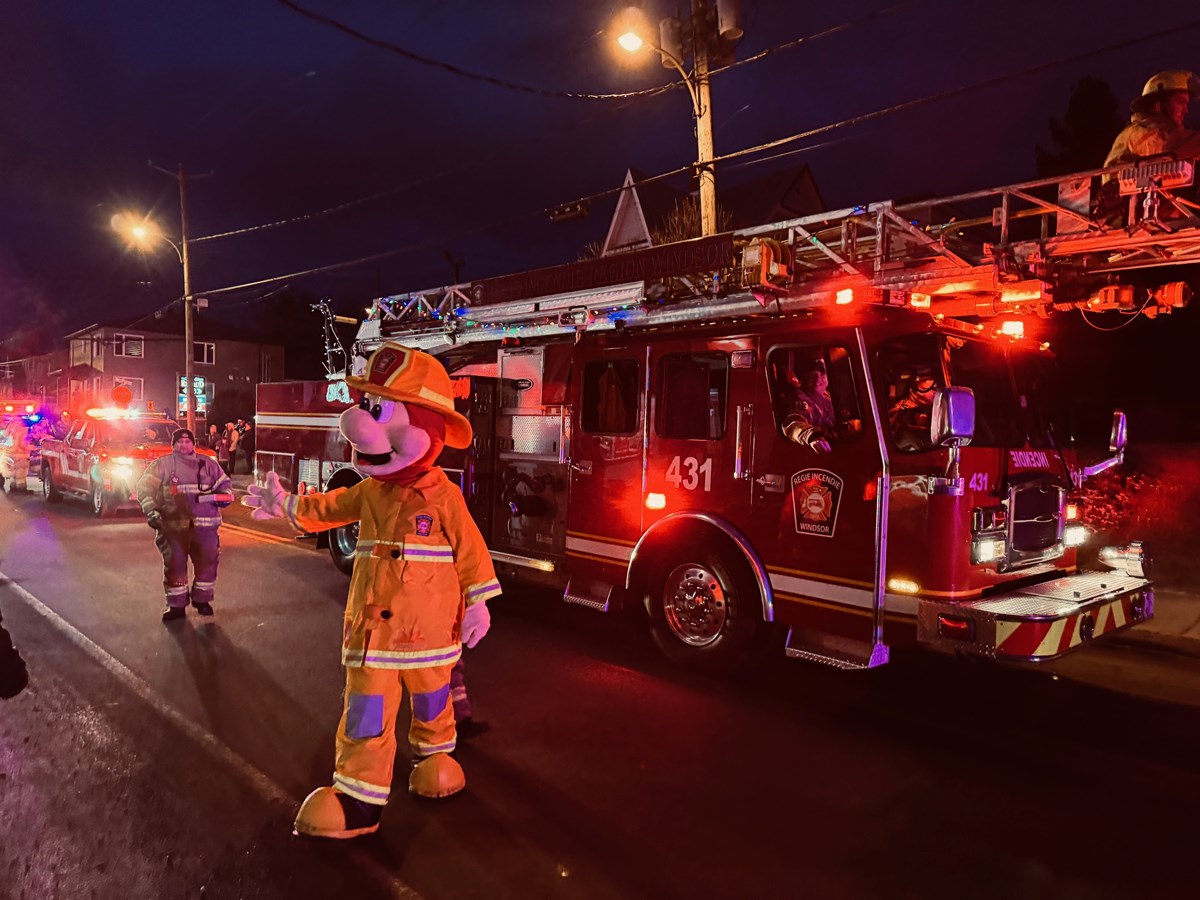 Les pompiers ont pris part à ce défilé illuminé dans la rue de Windsor.