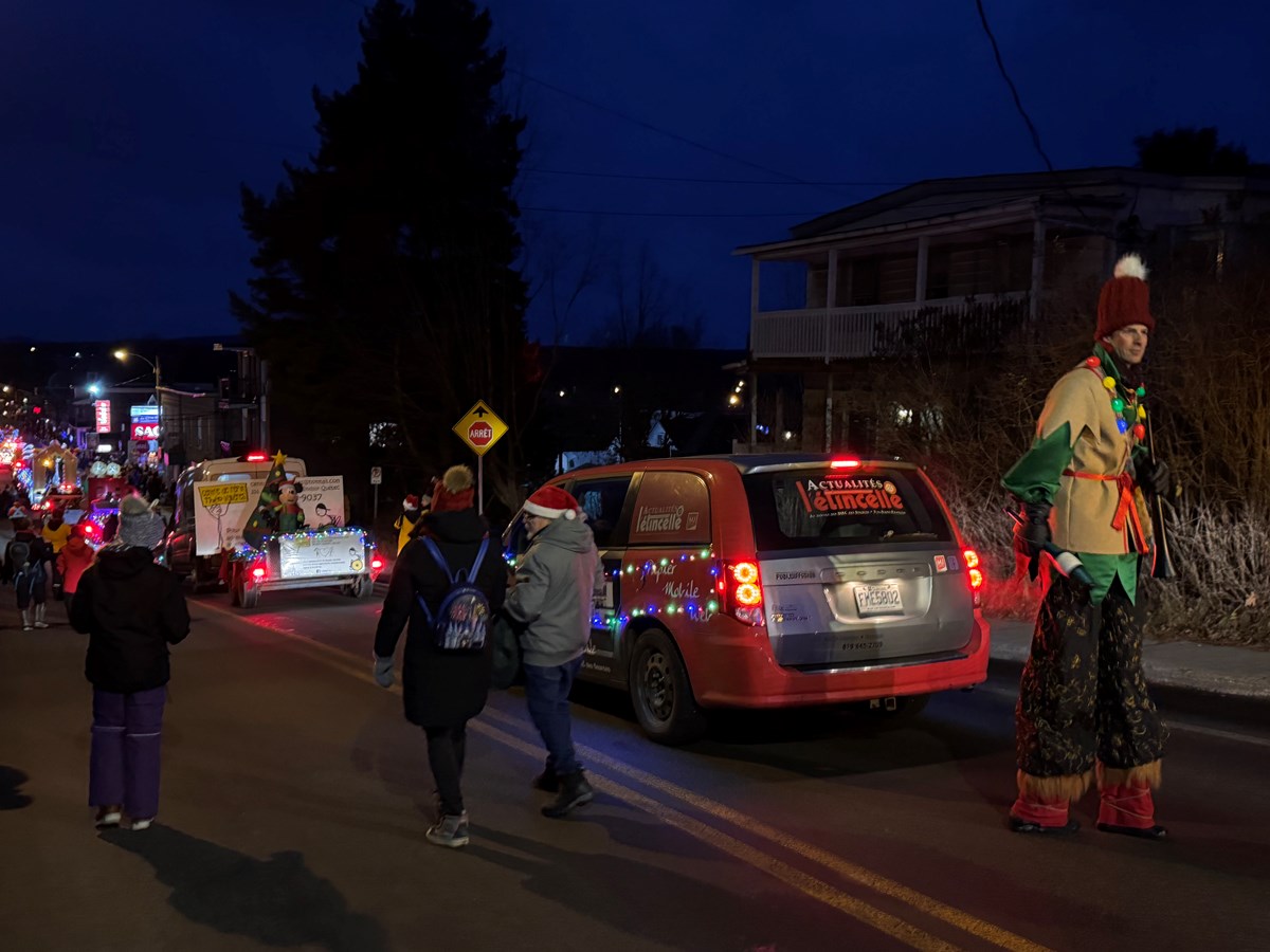 Le journal Actualités — L’Étincelle était présent lors du défilé illuminé du père Noël 2024 à Windsor.