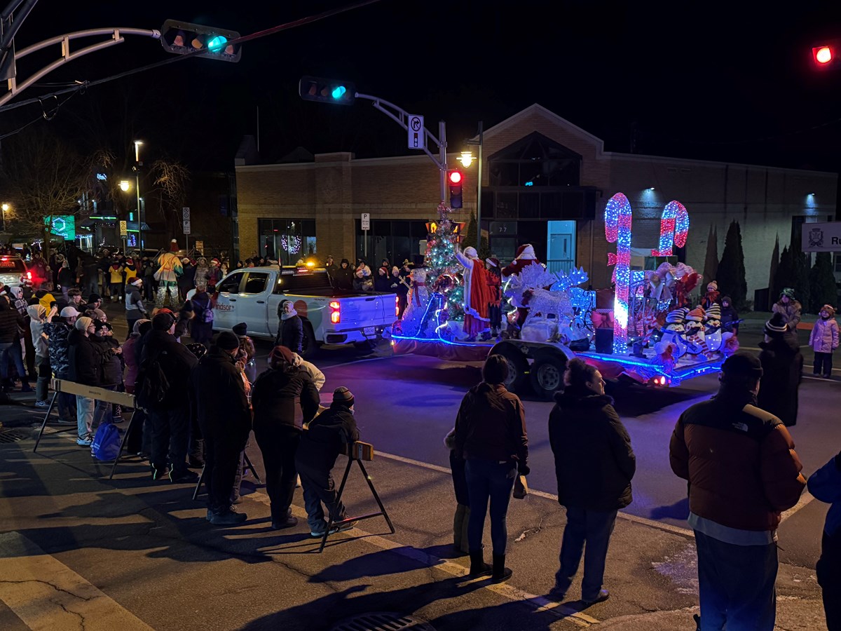 Une quarantaine de chars allégoriques ont défilé le soir dans les rues de Windsor.