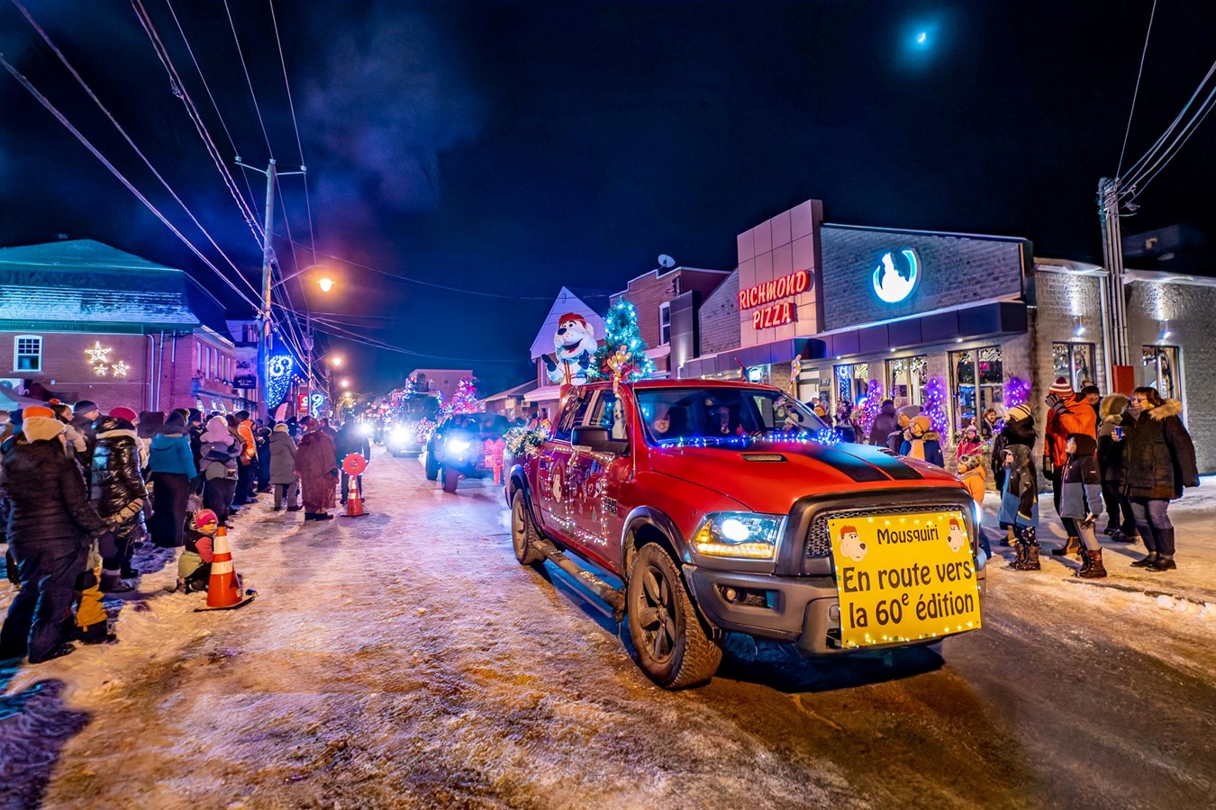 Le départ a eu lieu à 18 h 30. Le père Noël est arrivé à 19 h 15 à la Place René-Thibault.