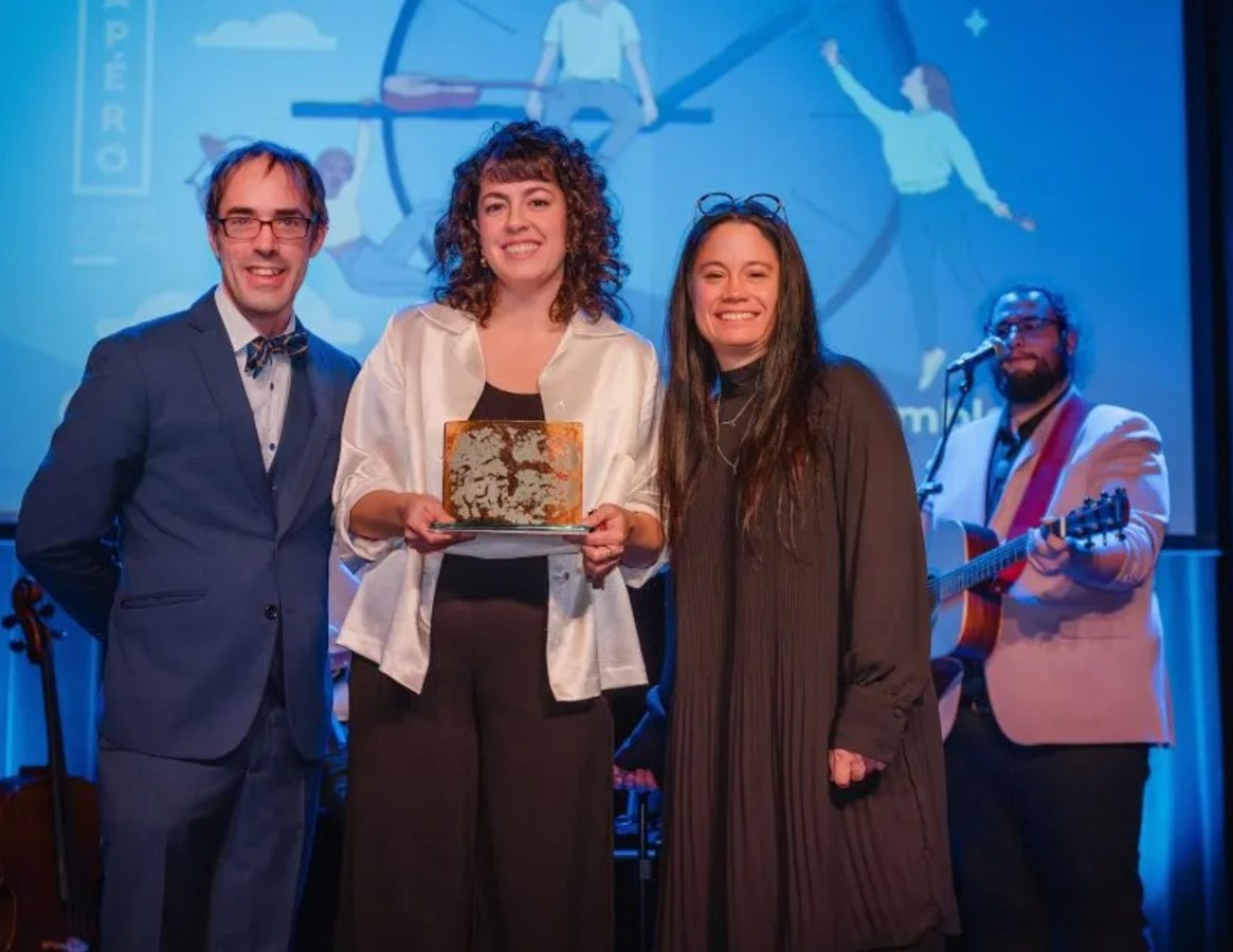 Lors de la remise du prix avec la codirectrice volet artistique, Marie-Ève Bourdages.