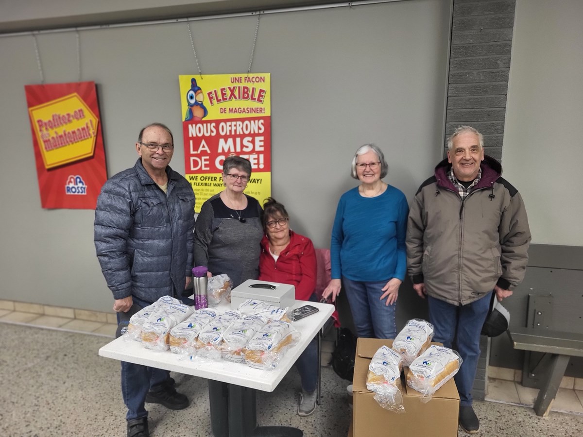 Mme Françyne Audet ( 2e à gauche) entourée de quelques précieux bénévoles à Val-des-Sources.