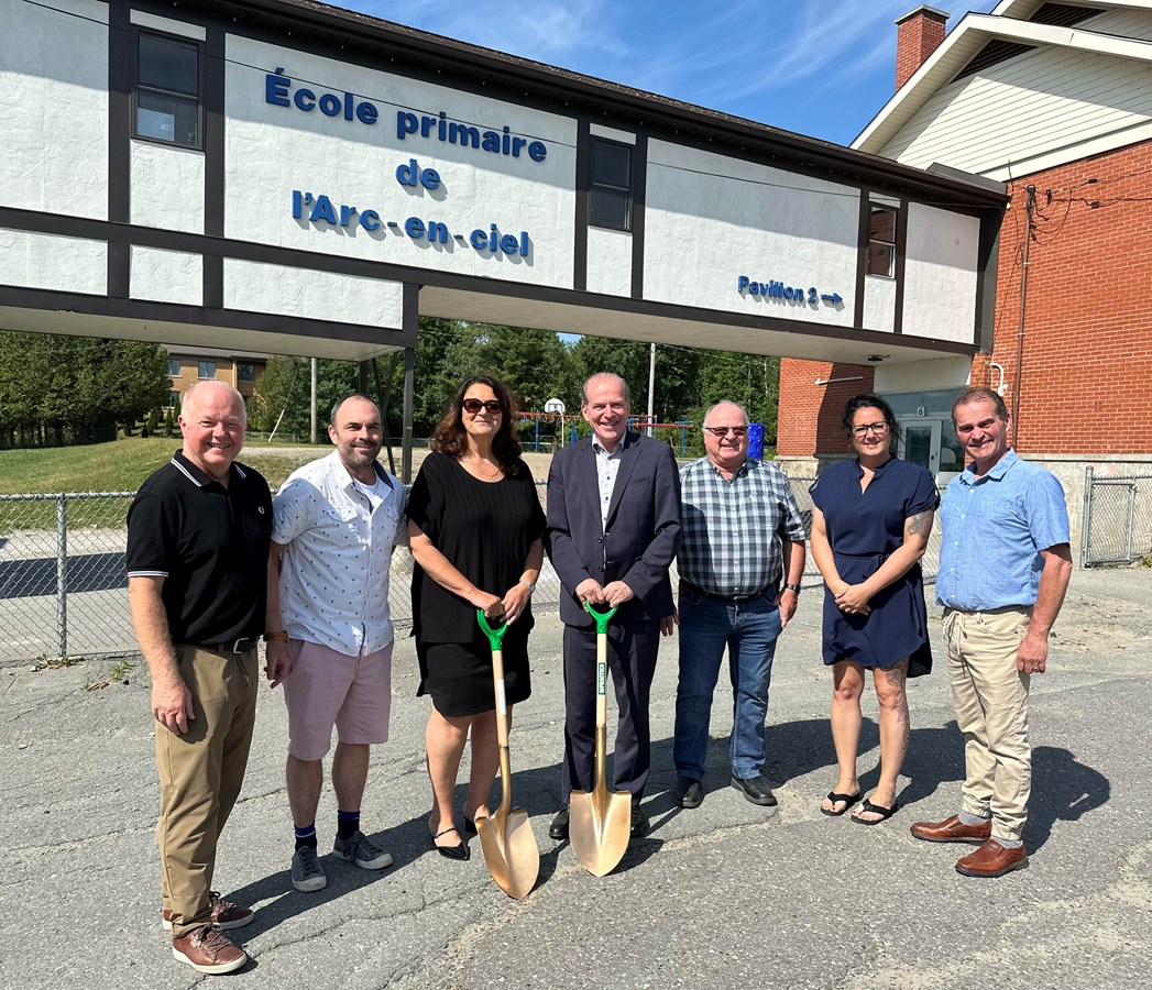Sur la photo, Alain Thibault, directeur adjoint ressources matérielles, Frédérick Urpesz, directeur école Arc-en-ciel, Lisa Rodrigue, directrice du Centre de service scolaire des Sommets, André Bachand, député de Richmond, Michel Frappier, conseiller district 5
Cheryl Labrie, conseillère district 3, René Lapierre, conseiller district 6.