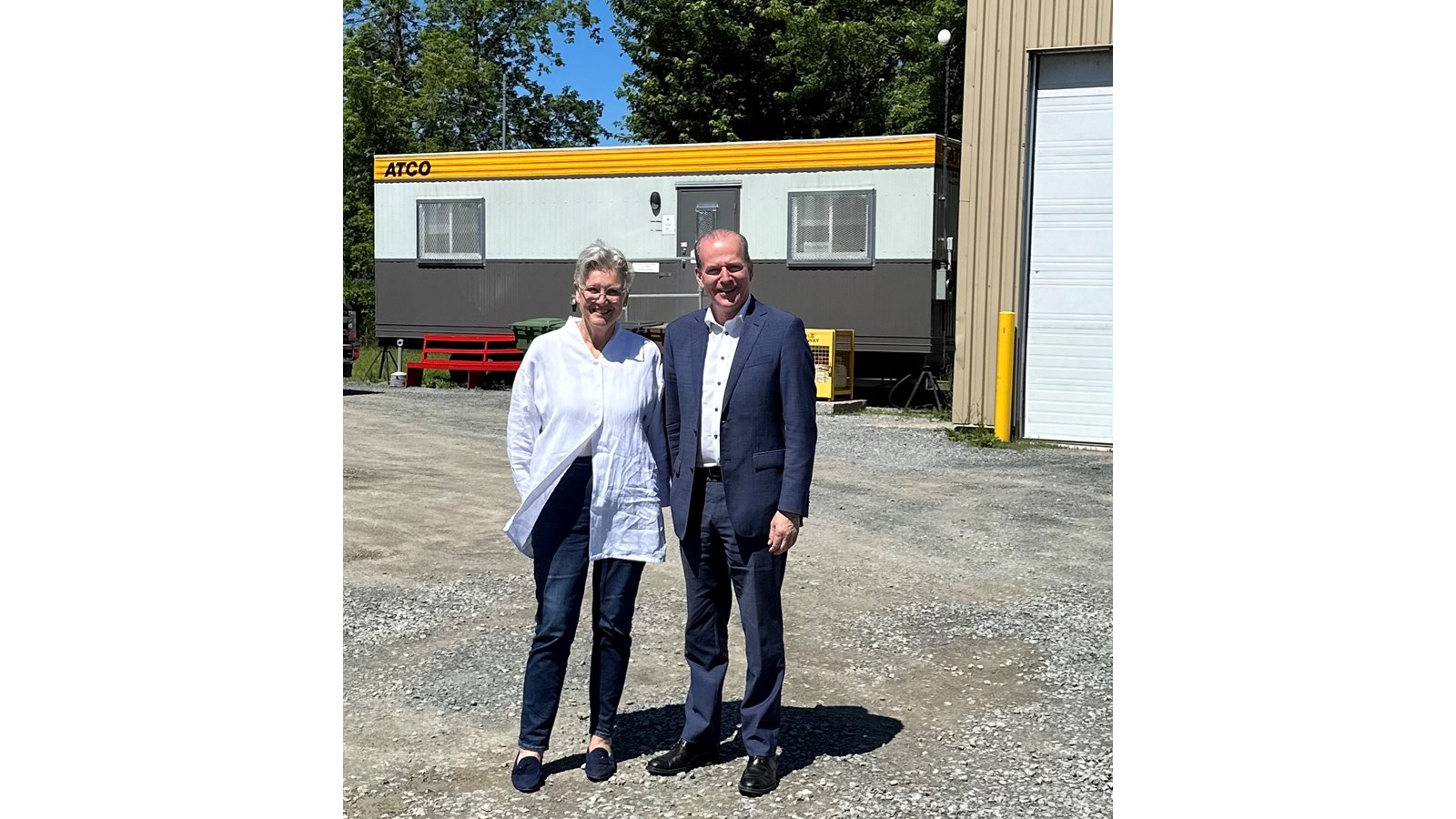 La mairesse de Danville M. Martine Satre accueille avec le sourire l’aide financière de 3,6M$ de Québec, annoncée par le député André Bachand. pour la construction du garage municipal.