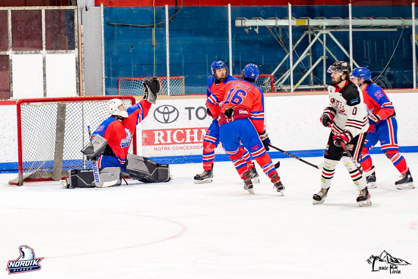 La formation de hockey senior du Nordik Blades de Val-des-Sources s’apprête à disputer son dernier duel en saison régulière ce vendredi 24 janvier à Lac-Mégantic
