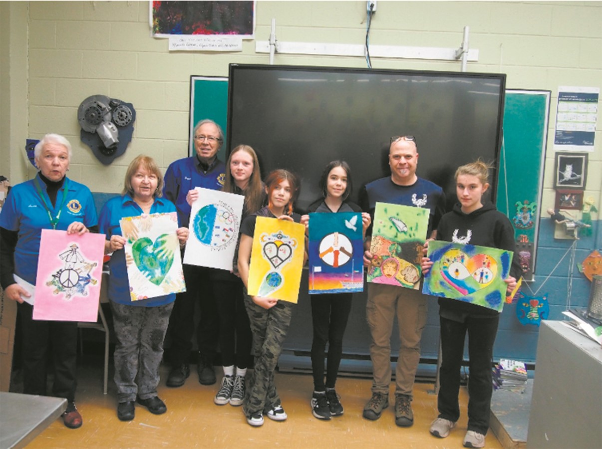 Lucie Gagné, trésorière, Pauline Dubois-Landry, organisatrice et Denis Brouillard de la Branche Lions des Sources. Anaïs Jeanson, Éva Urbain, Éléonie Nadeau, Pascal Simon, enseignant et Marie-Claudia Boissé Bouchard. Lucie Gagné tenant l’affiche de Samuel Corriveau, Pauline Dubois-Landry avec l’affiche de Zaya Gagnon et Pascal Simon avec l’affiche de Sophia Lorena Meynard Daley.