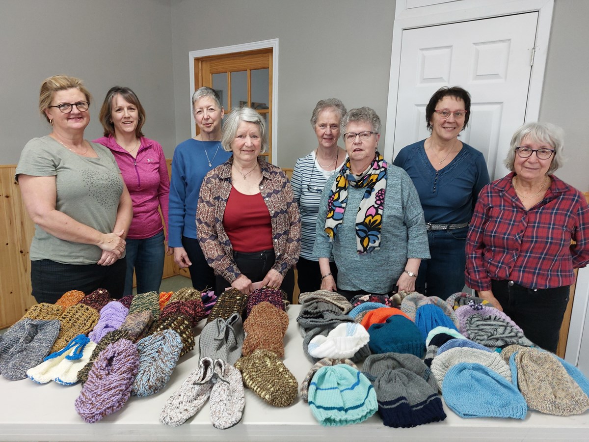 Les Fermières de Windsor ont tricoté des tuques et les pantoufles pour les gens qui doivent suivre un traitement en dialyse.