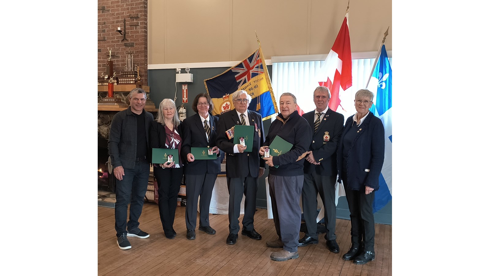 Alain Rayes, député fédéral, Sylvie Roberge et Micheline Charest, Serge Chagnon, Guy-Charles Amnotte, Christian Croteau président de la Filiale 041 et la mairesse de Danville, Martine Satre.