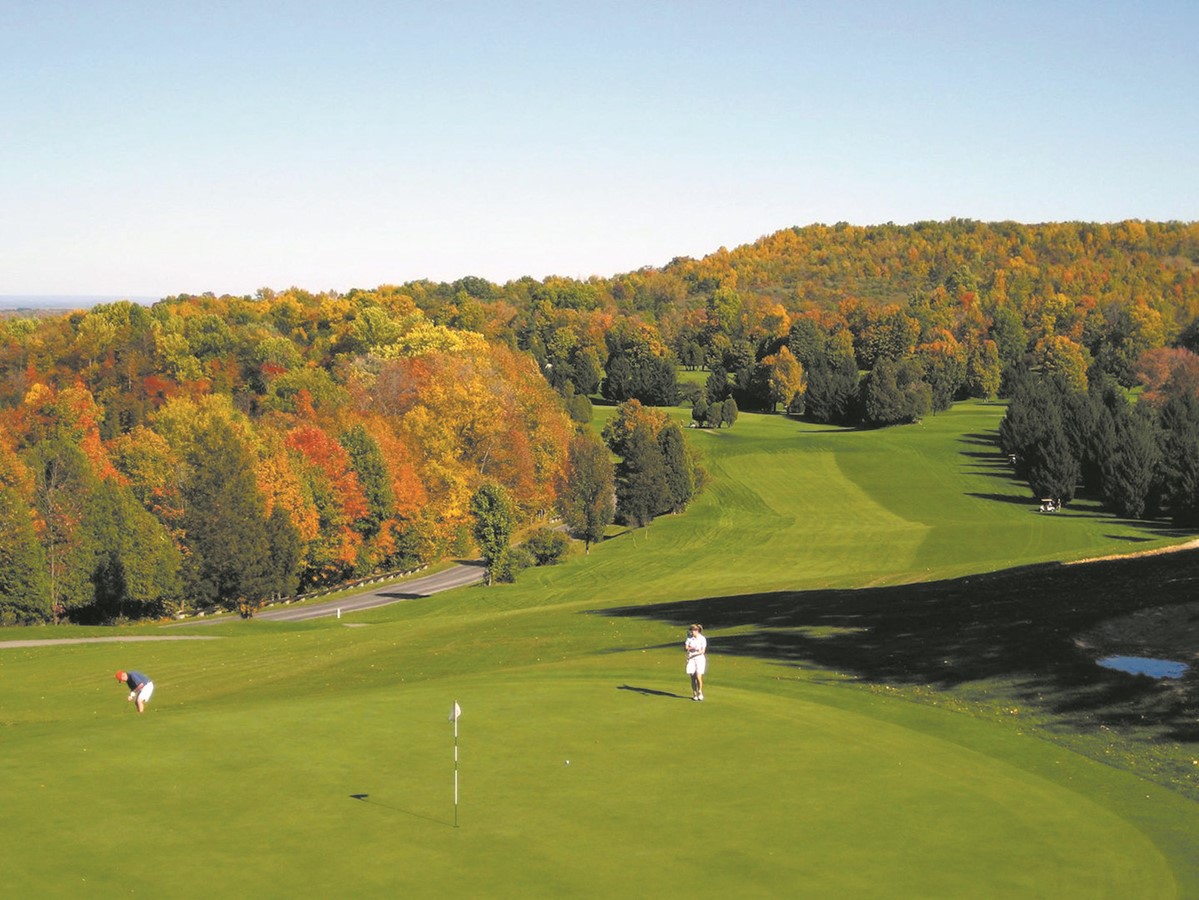 Le terrain de golf a été vendu 875 000 $ à deux compagnies à numéro.