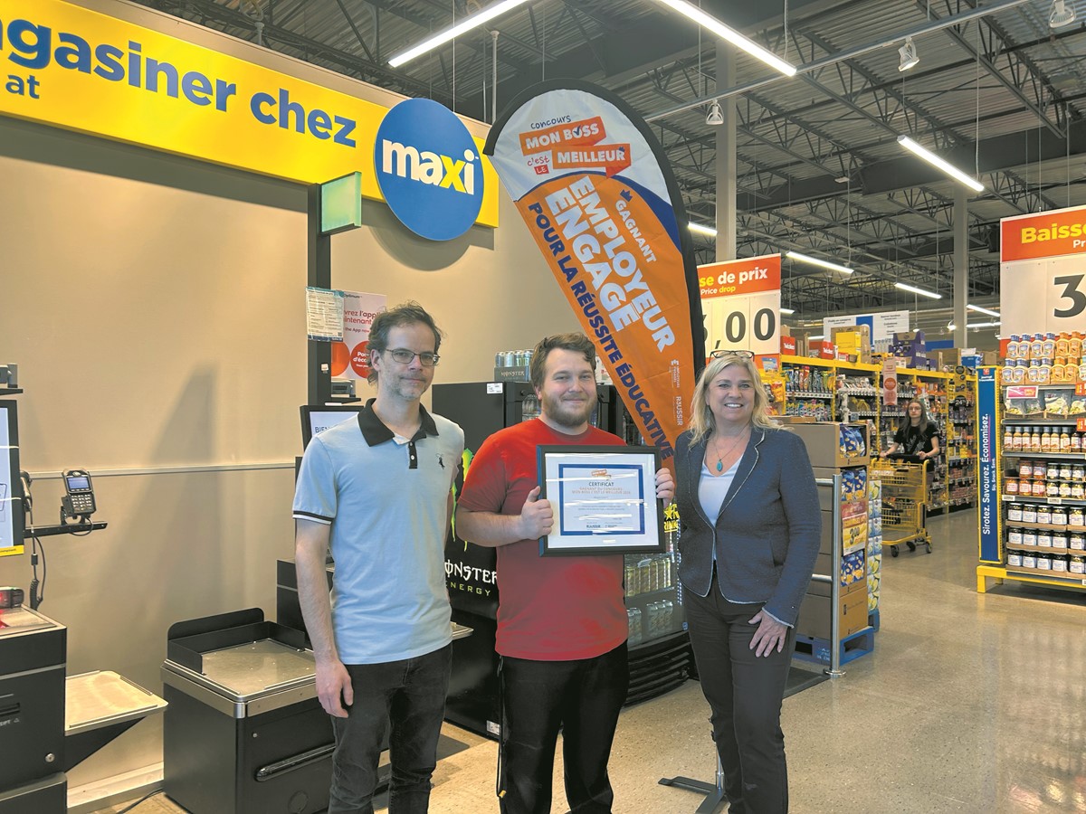 Olivier Laliberté-Beaulieu, du Carrefour jeunesse emploi comté de Johnson), Marc-André Noël, assistant-gérant au Maxi de Windsor et Lisa Champeau, de R3USSIR Estrie.