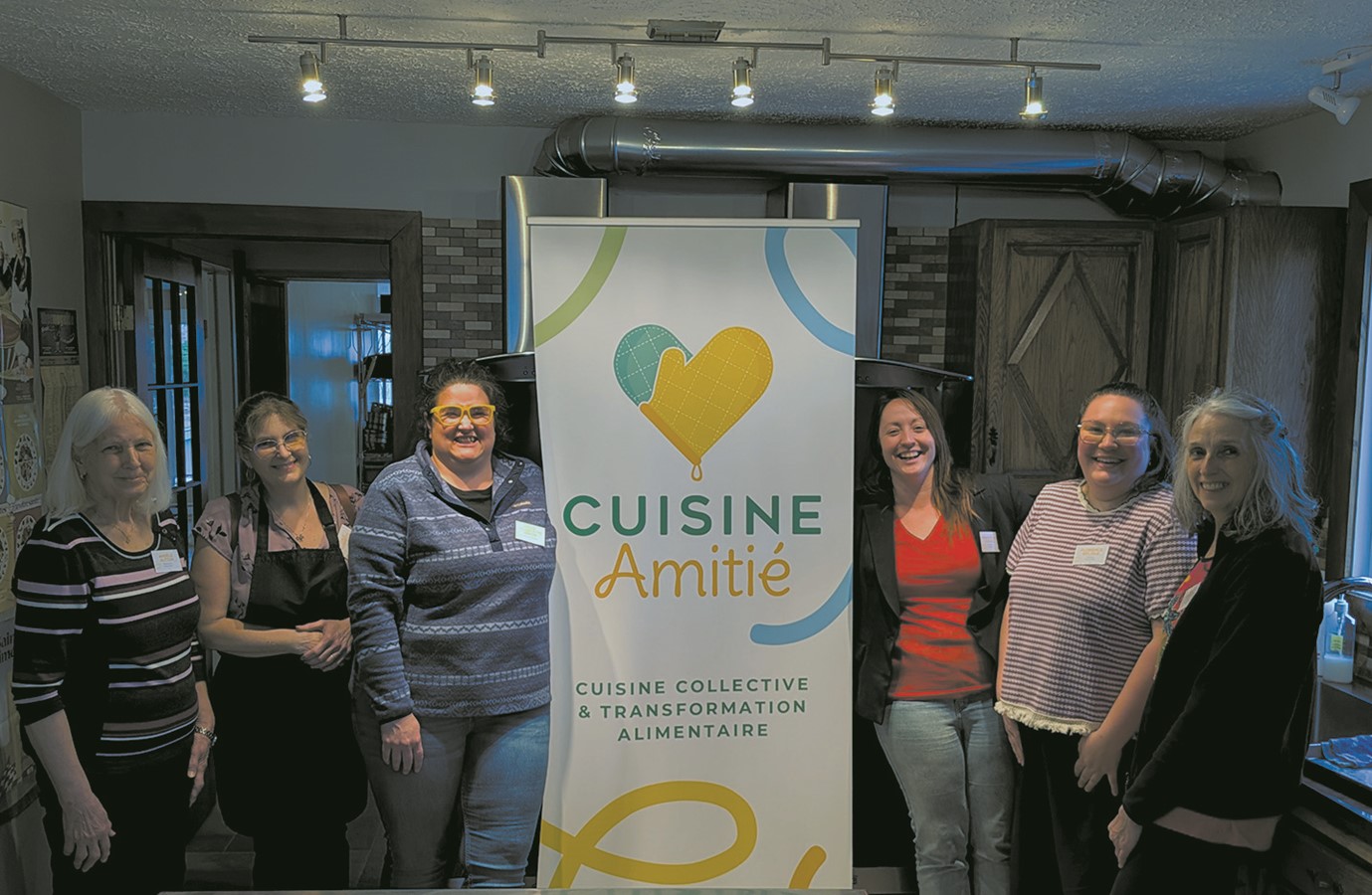Dignitaires, partenaires et représentants des médias étaient conviés dans les locaux de La Cuisine Amitié de la MRC des Sources, le jeudi 14 mai dernier, afin d’assister au dévoilement de la toute nouvelle image de l’organisme.