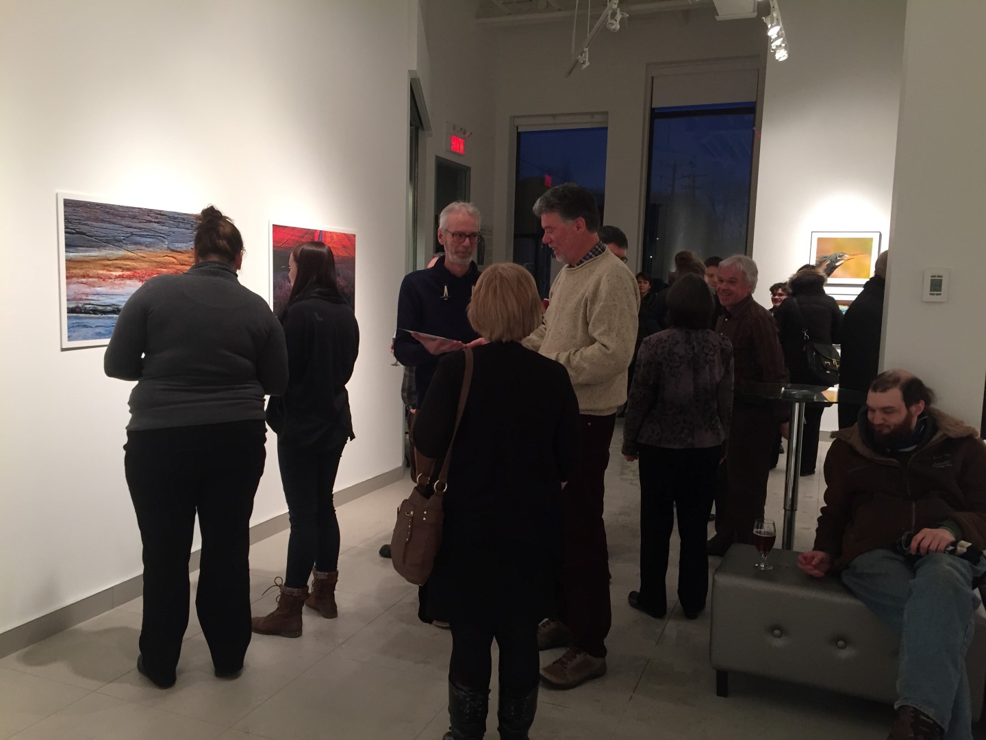 Les gens commencent à affluer au vernissage. 