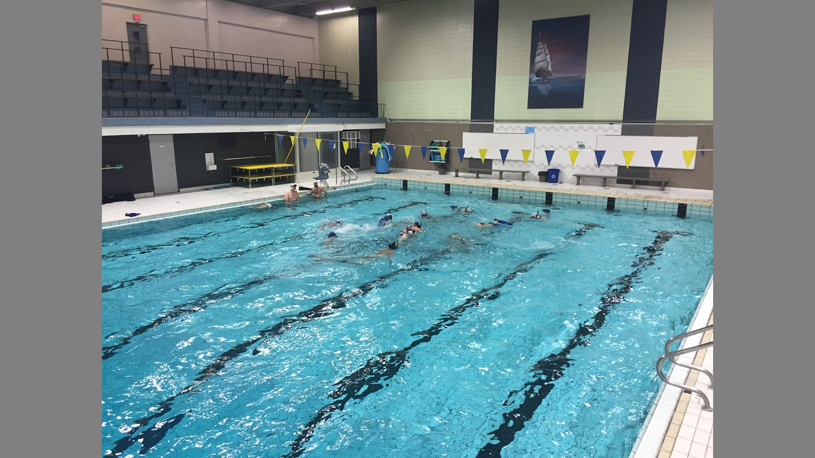 Mise au jeu, tout le monde se précipite vers le centre de la piscine!