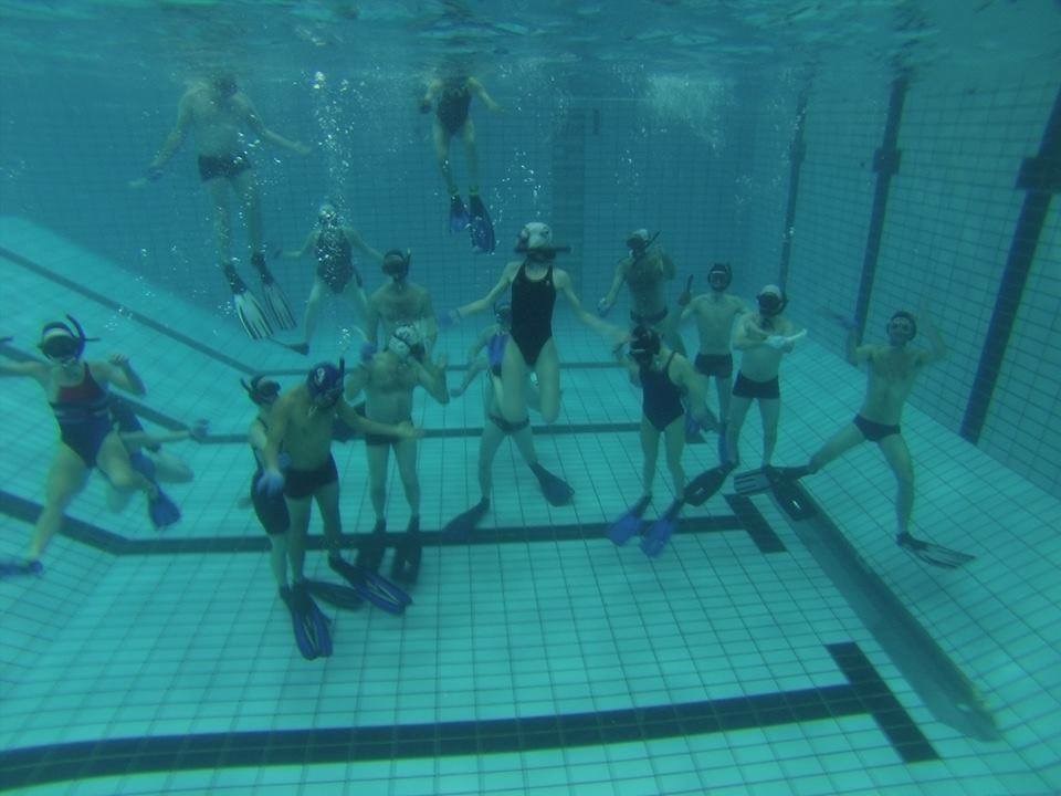 Photo de groupe au fond de l'eau prise 2