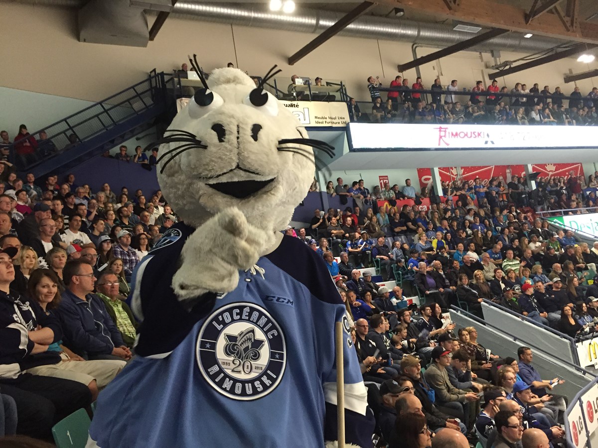 Louky et les fans de l'Océanic étaient littéralement en feu ce soir au Colisée Financière Sun Life. 5062 partisans qui tenaient mordicus à être sur place pour ce 7e match historique.