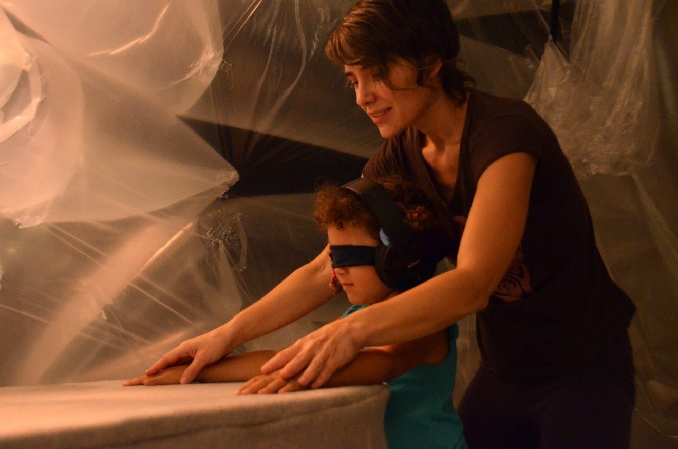 L'artiste Aurélie Pedron en performance.
