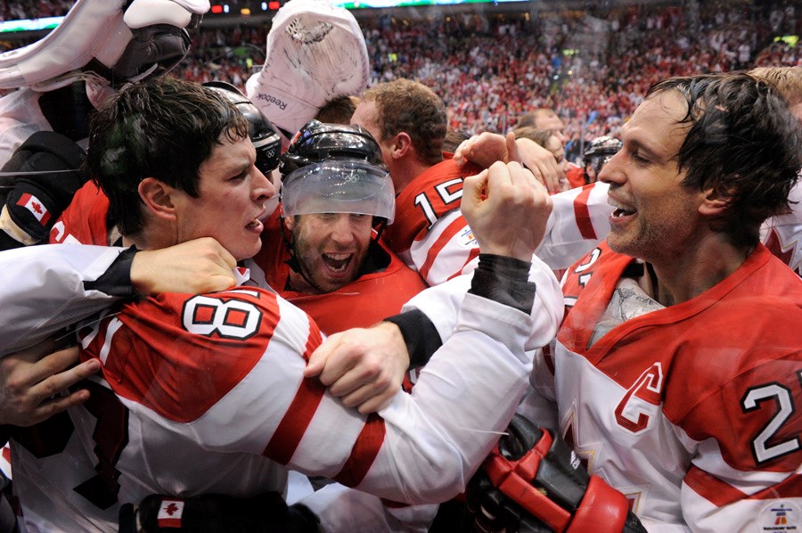 Sidney Crosby a donné des frissons de bonheur à bien des gens depuis le début de sa carrière, mais rien n'égale le bonheur ressenti par des millions de canadiens aux Olympiques de Vancouver en 2010 après son fameux but en or.